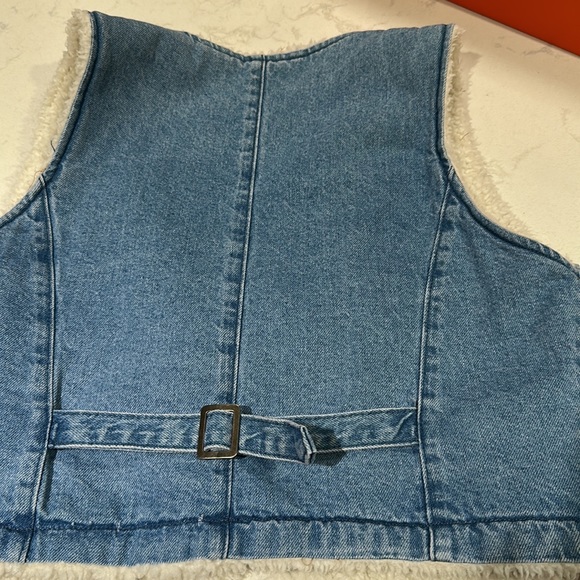 Forever 21 sleeve-less jacket. - Picture 2 of 2